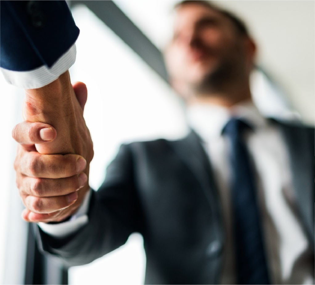 Dois homens em um aperto de mãos, simbolizando uma parceria comercial.